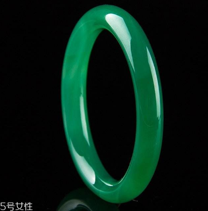 綠水晶手鐲應(yīng)戴哪只手？左手更好