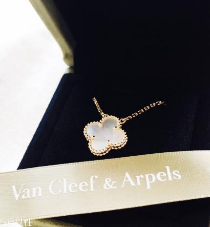 梵克雅寶項(xiàng)鏈可以戴著洗澡嗎？