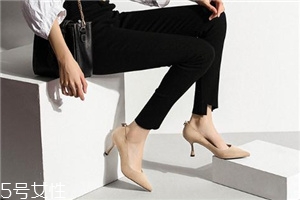 高跟鞋可以開(kāi)車嗎？開(kāi)車不可以穿高跟鞋