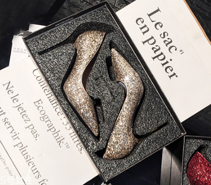 高跟鞋能用水洗嗎？真皮千萬(wàn)不能碰水