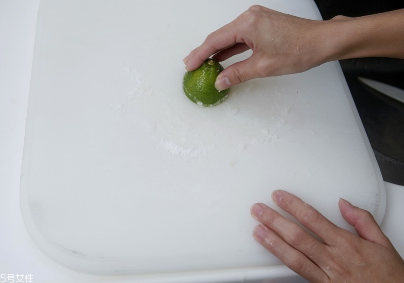 檸檬汁可以去腥嗎 如何用檸檬去腥 檸檬汁可以去腥嗎 如何用檸檬去腥