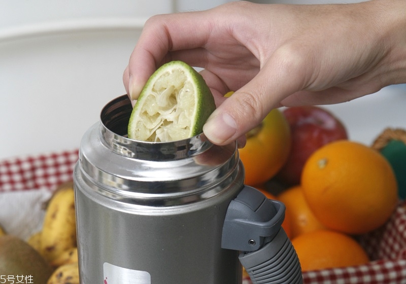 檸檬汁可以去腥嗎 如何用檸檬去腥 檸檬汁可以去腥嗎 如何用檸檬去腥