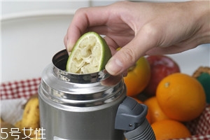 檸檬汁可以去腥嗎 如何用檸檬去腥 檸檬汁可以去腥嗎 如何用檸檬去腥