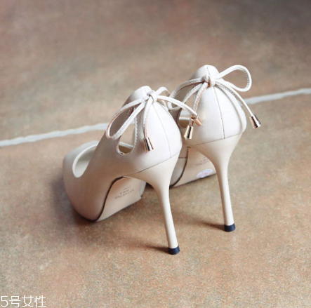 高跟鞋要買大一碼還是一樣？