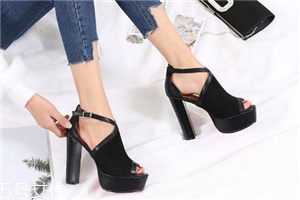 穿高跟鞋如何走路？高跟鞋這樣穿更優(yōu)雅