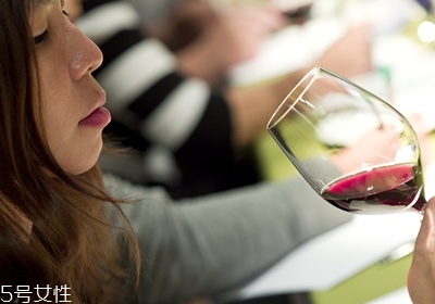 喝紅酒怎么拿杯子圖片 酒杯同樣重要 喝紅酒怎么拿杯子圖片 酒杯同樣重要