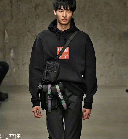 李寧走秀款虎鶴雙形限量衛(wèi)衣多少錢_在哪買？