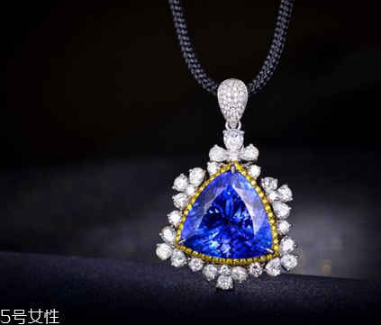 坦桑石和藍寶石有什么區(qū)別？寶石大對比