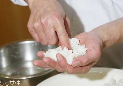 海苔飯團(tuán)的做法圖解 海苔飯團(tuán)不同形狀做法 海苔飯團(tuán)的做法圖解 海苔飯團(tuán)不同形狀做法