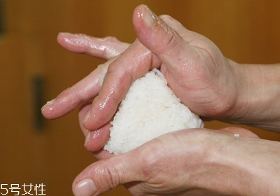 海苔飯團(tuán)的做法圖解 海苔飯團(tuán)不同形狀做法 海苔飯團(tuán)的做法圖解 海苔飯團(tuán)不同形狀做法