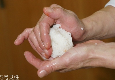 海苔飯團(tuán)的做法圖解 海苔飯團(tuán)不同形狀做法 海苔飯團(tuán)的做法圖解 海苔飯團(tuán)不同形狀做法