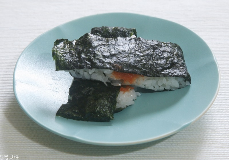 海苔飯團(tuán)的做法圖解 海苔飯團(tuán)不同形狀做法 海苔飯團(tuán)的做法圖解 海苔飯團(tuán)不同形狀做法