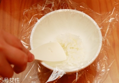 海苔飯團(tuán)的做法圖解 海苔飯團(tuán)不同形狀做法 海苔飯團(tuán)的做法圖解 海苔飯團(tuán)不同形狀做法