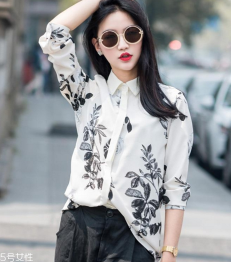 印花單品怎么搭配？感受春夏的浪漫情緣