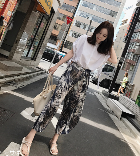 印花單品怎么搭配？感受春夏的浪漫情緣