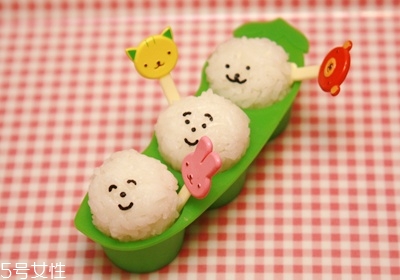 三角海苔飯團怎么包 海苔基本4種包法 三角海苔飯團怎么包 海苔基本4種包法