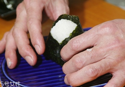 三角海苔飯團怎么包 海苔基本4種包法 三角海苔飯團怎么包 海苔基本4種包法