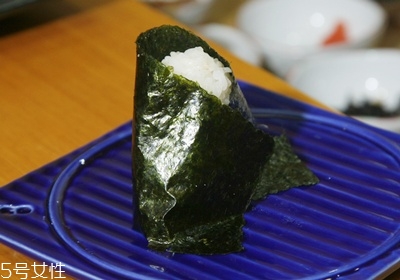 三角海苔飯團怎么包 海苔基本4種包法 三角海苔飯團怎么包 海苔基本4種包法