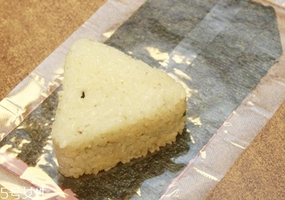 三角海苔飯團怎么包 海苔基本4種包法 三角海苔飯團怎么包 海苔基本4種包法