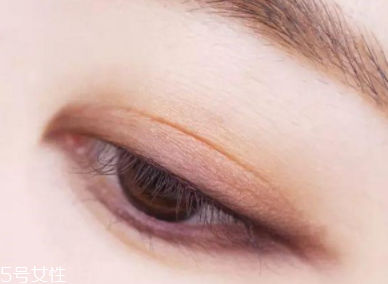 戴眼鏡怎么化妝好看？這么化妝比戴美瞳還美貌