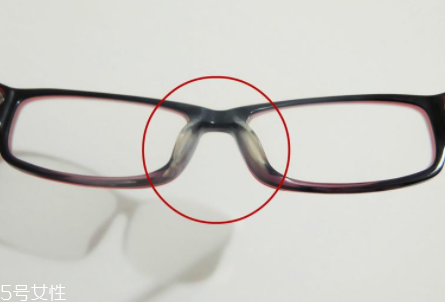 戴眼鏡怎么化妝好看？這么化妝比戴美瞳還美貌