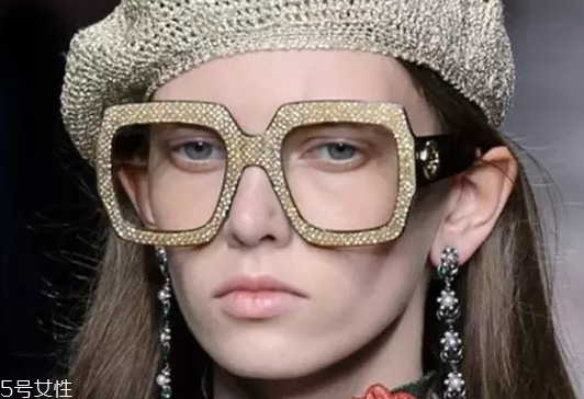 戴眼鏡怎么化妝好看？這么化妝比戴美瞳還美貌