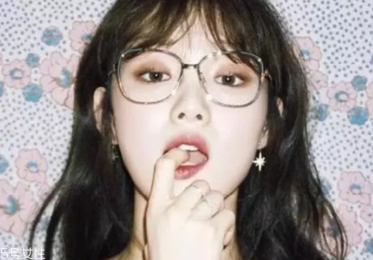 戴眼鏡怎么化妝好看？這么化妝比戴美瞳還美貌