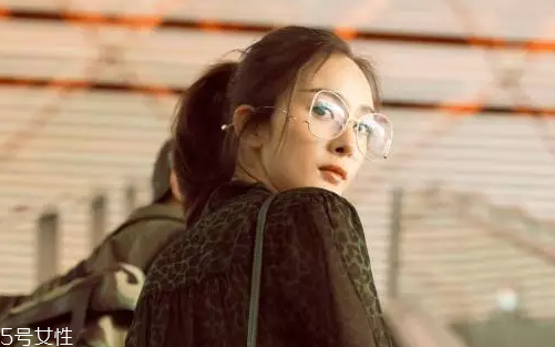 戴眼鏡怎么化妝好看？這么化妝比戴美瞳還美貌