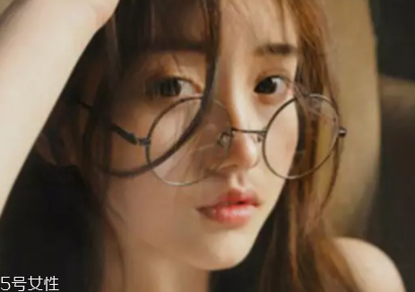 戴眼鏡怎么化妝好看？這么化妝比戴美瞳還美貌
