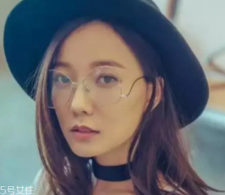 戴眼鏡怎么化妝好看？這么化妝比戴美瞳還美貌