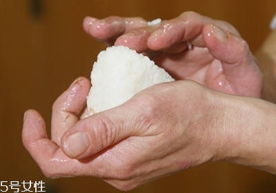 三角海苔飯團怎么包 海苔基本4種包法 三角海苔飯團怎么包 海苔基本4種包法