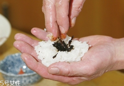 三角海苔飯團怎么包 海苔基本4種包法 三角海苔飯團怎么包 海苔基本4種包法