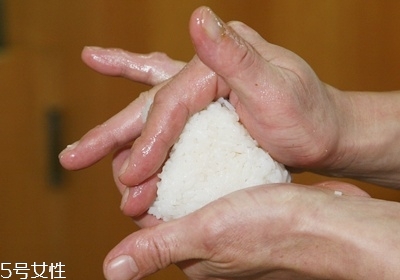 三角海苔飯團怎么包 海苔基本4種包法 三角海苔飯團怎么包 海苔基本4種包法