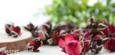 平陰玫瑰和金邊玫瑰的區(qū)別 平陰玫瑰和金邊玫瑰的區(qū)別