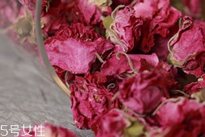 平陰玫瑰和金邊玫瑰的區(qū)別 平陰玫瑰和金邊玫瑰的區(qū)別