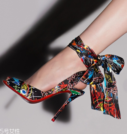 高跟鞋前面太硬怎么辦？五招教你軟化鞋頭