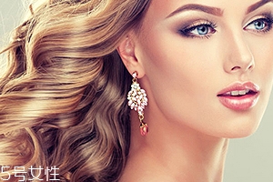 燙發(fā)水怎么使用？自己在家燙發(fā)簡(jiǎn)單操作流程