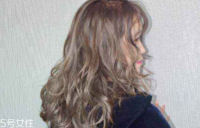 用燙發(fā)水前要洗頭嗎？潔凈頭皮才能燙發(fā)