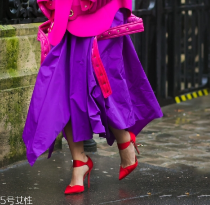 高跟鞋一走一掉怎么辦？高跟鞋要跟腳才舒適