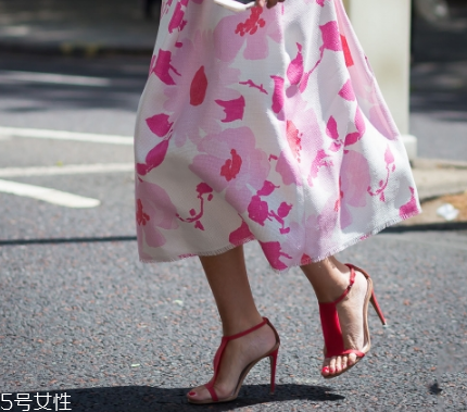 高跟鞋一走一掉怎么辦？高跟鞋要跟腳才舒適