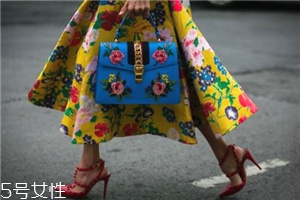 高跟鞋一走一掉怎么辦？高跟鞋要跟腳才舒適