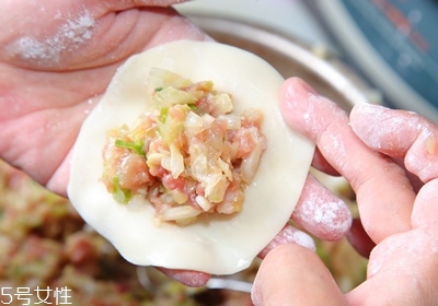 水餃怎么包飽滿(mǎn)又多汁