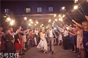 參加婚禮穿什么鞋子？?jī)?yōu)雅與時(shí)髦并存