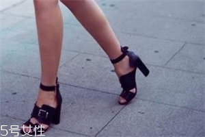 粗跟高跟鞋怎么搭配？春夏必備穿搭