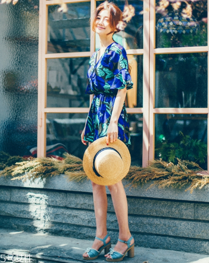 粗跟高跟鞋怎么搭配？春夏必備穿搭