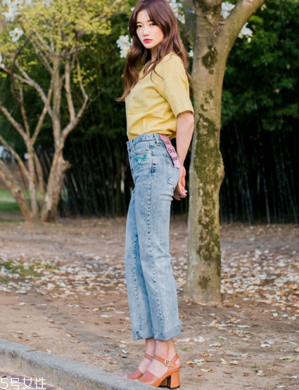 粗跟高跟鞋怎么搭配？春夏必備穿搭