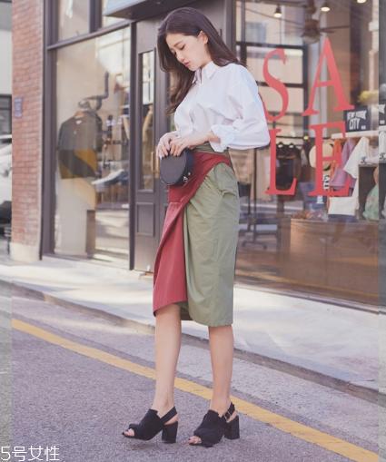 粗跟高跟鞋怎么搭配？春夏必備穿搭