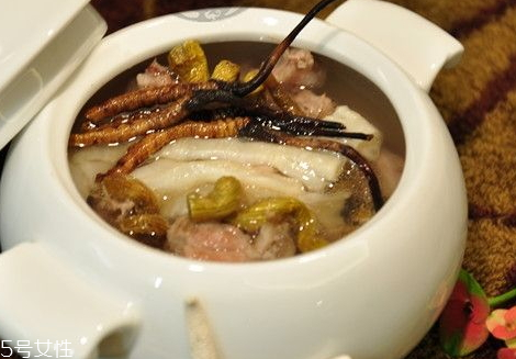 土茯苓可以和什么煲湯 土茯苓煲老龜大補 土茯苓可以和什么煲湯 土茯苓煲老龜大補