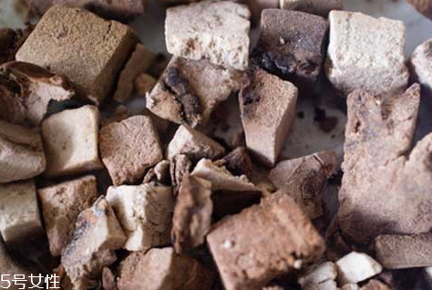 赤茯苓與白茯苓的區(qū)別 功效略有不同 赤茯苓與白茯苓的區(qū)別 功效略有不同