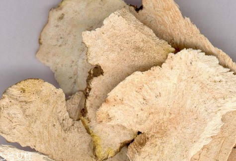 赤茯苓與白茯苓的區(qū)別 功效略有不同 赤茯苓與白茯苓的區(qū)別 功效略有不同